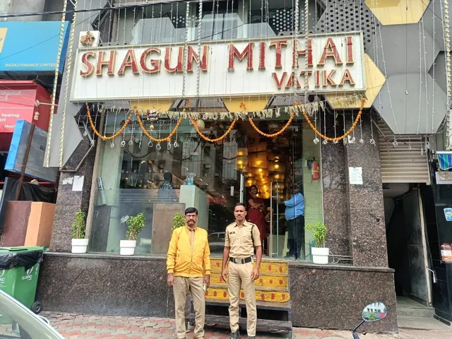 హైదరాబాద్లో స్వీట్ షాపులపై మెరుపు దాడులు.. 5 షాపులు సీజ్ హైదరాబాద్లో స్వీట్ షాపులపై మెరుపు దాడులు.. 5 షాపులు సీజ్