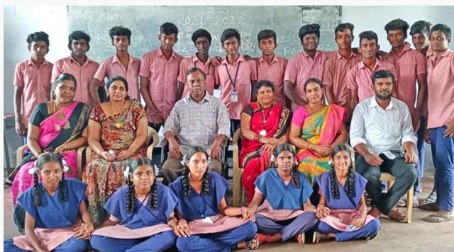 தூத்துக்குடி மாணவர்களின் நற்செயல் - பொதுமக்கள் பாராட்டு