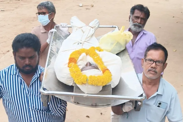 మే ఐ హెల్ప్ యు ఫౌండేషన్ ఆధ్వర్యంలో అనాథకు అంత్యక్రియలు