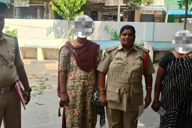 కుటుంబ కలహాలతో వచ్చిన యువతికి కౌన్సెలింగ్ ఇచ్చిన మహిళా పోలీసుల