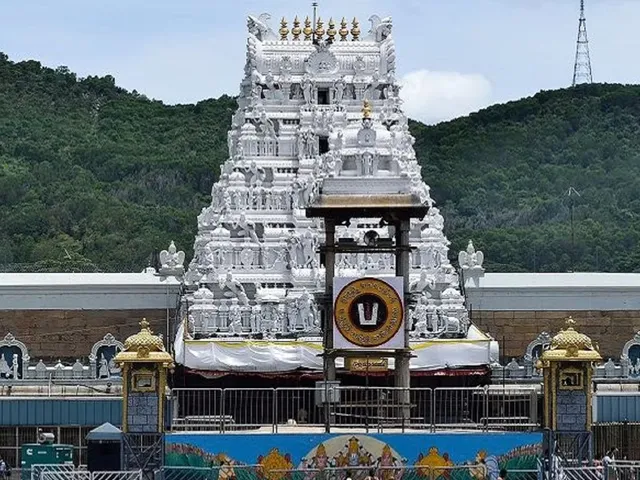 శ్రీవారి సర్వదర్శనానికి 4 గంటల సమయం