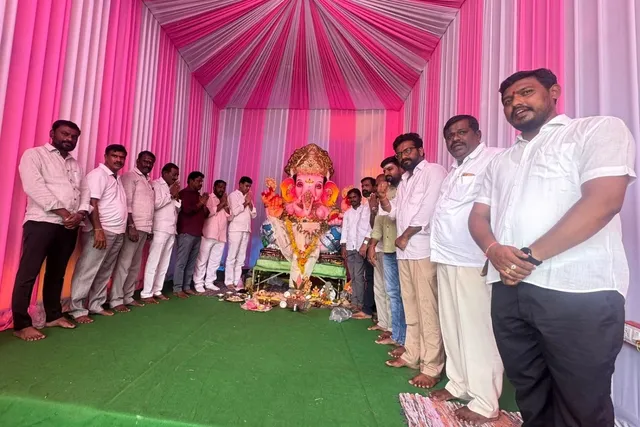 గణనాధుడికి ప్రత్యేక పూజలు చేసిన బీఆర్ఎస్ నాయకులు గణనాధుడికి ప్రత్యేక పూజలు చేసిన బీఆర్ఎస్ నాయకులు