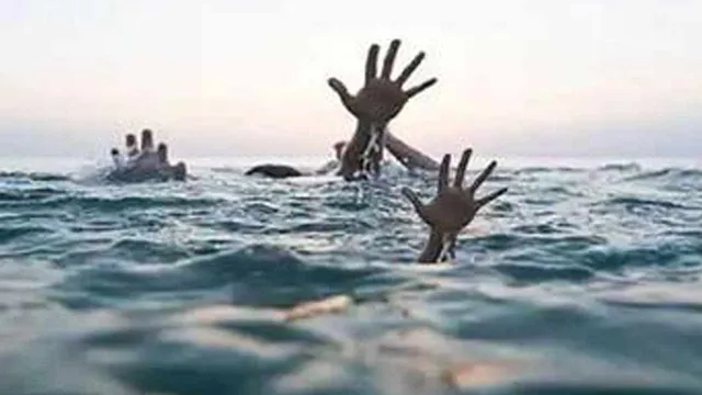 పూల కోసం చెరువులో దిగి ఇద్దరు మృతి