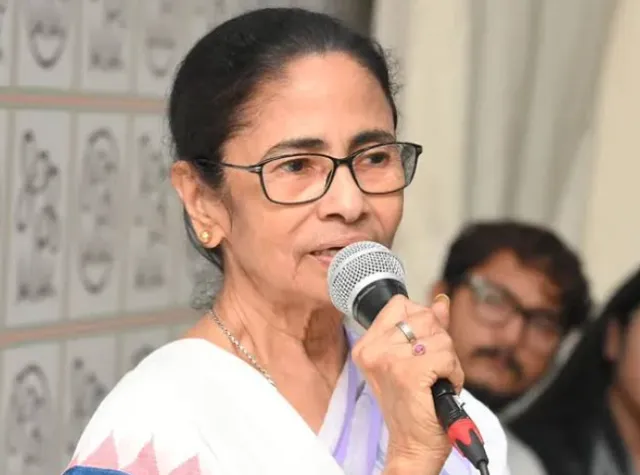 CEC జ్ఞానేష్ కుమార్ రాజీనామా చేయాలి: మమత CEC జ్ఞానేష్ కుమార్ రాజీనామా చేయాలి: మమత