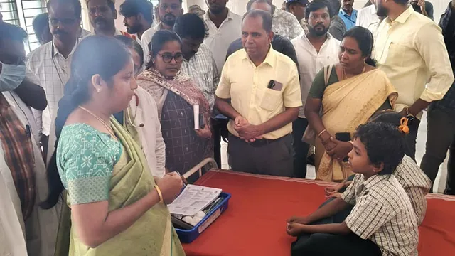 பல்லி விழுந்த உணவை சாப்பிட்ட மாணவர்கள் மயக்கம்.. ஆறுதல் கூறிய ஆட்சியர் பல்லி விழுந்த உணவை சாப்பிட்ட மாணவர்கள் மயக்கம்.. ஆறுதல் கூறிய ஆட்சியர்