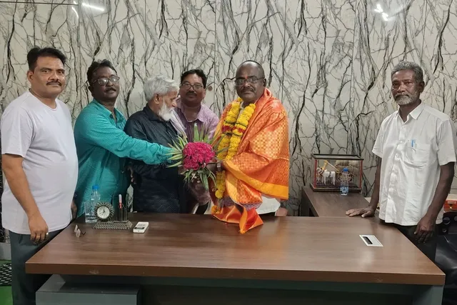 దేవరపల్లి ప్రత్యేక అధికారిని కలిసిన జేఏసీ నాయకులు