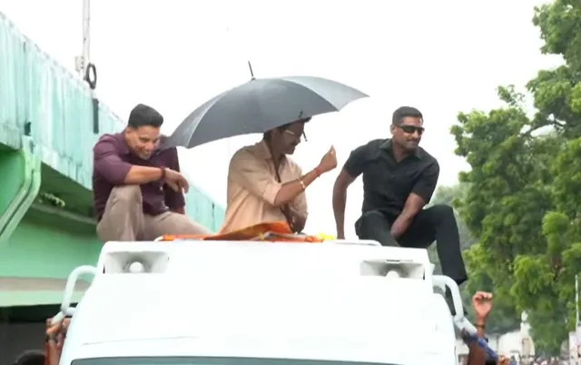மழையில் குடை பிடித்தபடி CM விஜய் ரோடு ஷோ மழையில் குடை பிடித்தபடி CM விஜய் ரோடு ஷோ