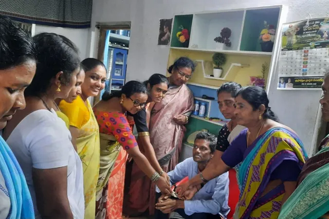 అంగన్వాడీ వర్కర్ కుటుంబానికి ఆర్థిక సాయం అందజేత