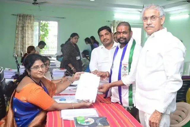 కడియం జెడ్పీటీసీ అభ్యర్థిగా కొత్తపల్లి శివాజీ నామినేషన్ దాఖలు కడియం జెడ్పీటీసీ అభ్యర్థిగా కొత్తపల్లి శివాజీ నామినేషన్ దాఖలు