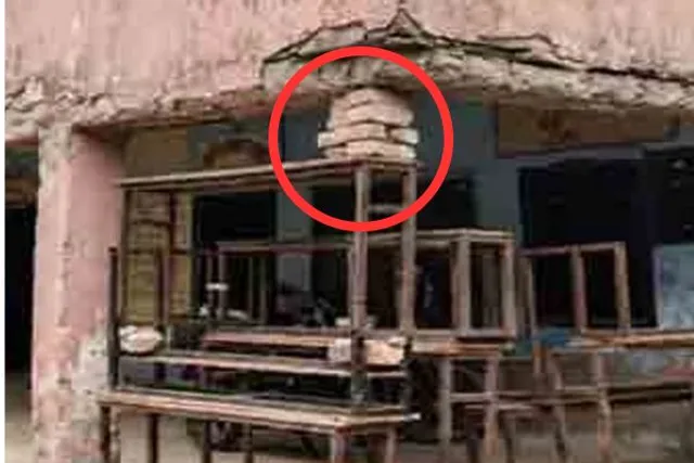 அரசுப் பள்ளி கூரை இடிந்து விழாமல் இருக்க மேசைகள், செங்கற்கள் முட்டு! அரசுப் பள்ளி கூரை இடிந்து விழாமல் இருக்க மேசைகள், செங்கற்கள் முட்டு!
