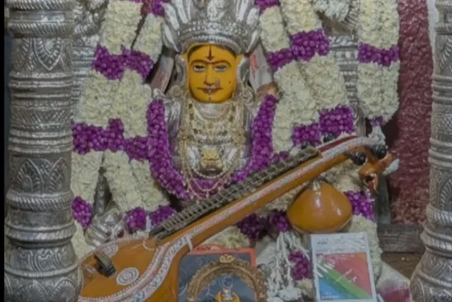 సరస్వతి దేవిగా దర్శనమిచ్చిన పద్మాక్షి అమ్మవారు