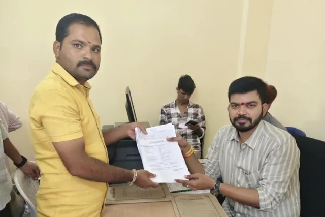 33వ వార్డు టీడీపీ రెబల్ ఆభ్యర్థిగా నామినేషన్ వేసిన శివానందనాయక్ 33వ వార్డు టీడీపీ రెబల్ ఆభ్యర్థిగా నామినేషన్ వేసిన శివానందనాయక్