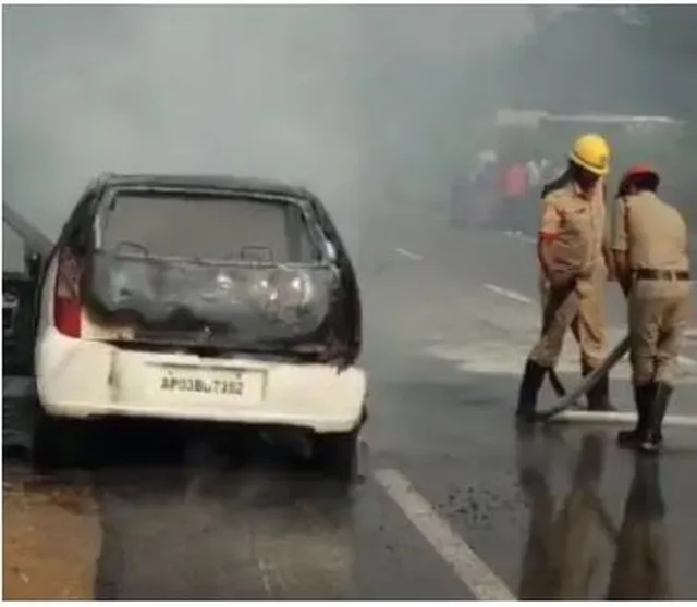 షార్ట్ సర్క్యూట్‌‌తో కారు దగ్ధం.. ప్రయాణికులు సేఫ్