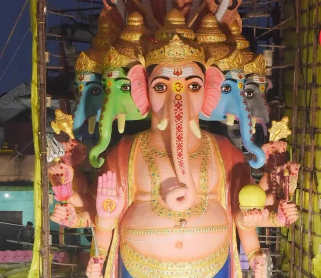 కాసేపట్లో ఖైరతాబాద్ మహా గణపతికి తొలి పూజ