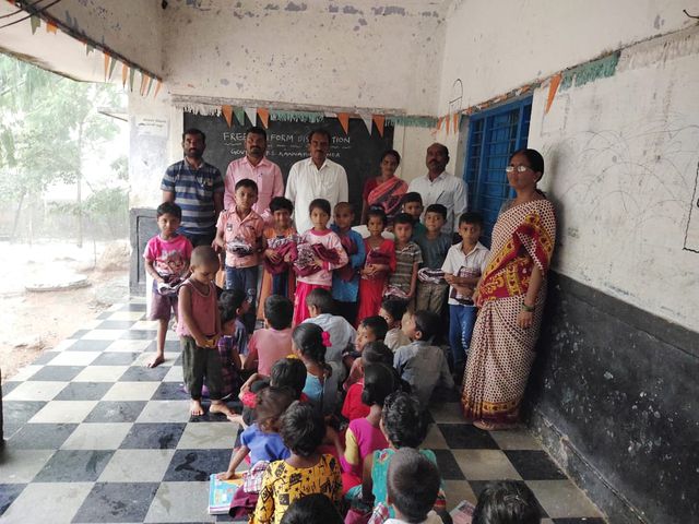 కన్నాపూర్ తండా గ్రామంలో ఏకరూప దుస్తుల పంపిణీ