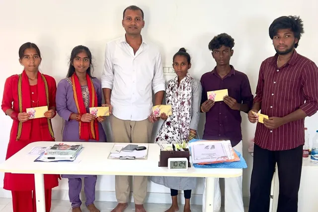 అనాధ పిల్లలకు బతుకమ్మ, దసరా పండుగ సందర్భంగా ఆర్థిక సహాయం