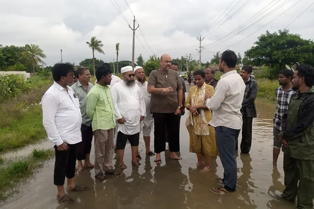 పాత బొబ్బిలి రోడ్డుపై 4 అడుగుల నీరు