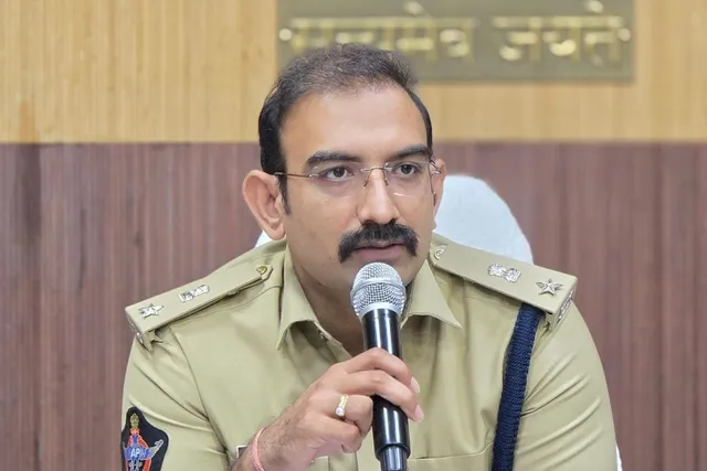 సైబర్ నేరాలపై అప్రమత్తంగా ఉండాలి: ఎస్పీ తుషార్ డూడి