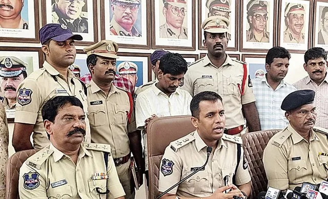నకిలీ ఖాతాలతో హనీట్రాప్, బ్లాక్ మెయిలింగ్: యువకుడు అరెస్ట్ నకిలీ ఖాతాలతో హనీట్రాప్, బ్లాక్ మెయిలింగ్: యువకుడు అరెస్ట్