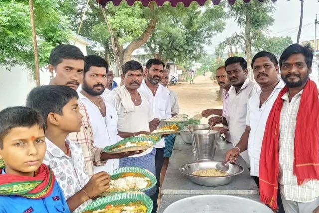 శ్రీకృష్ణ యువజన యాదవ సంఘం ఆధ్వర్యంలో అన్నదానం