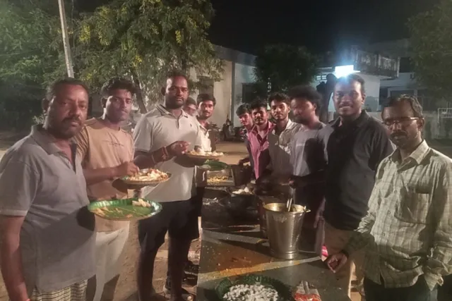 బోర్లంలో ఫ్రెండ్స్ యూత్ ఆధ్వర్యంలో అన్న ప్రసాద వితరణ