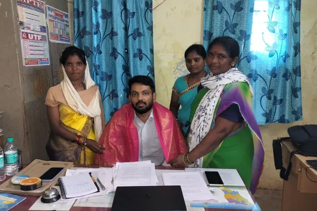 సమాచార హక్కు దినోత్సవం సందర్భంగా ట్రైనీ కలెక్టర్ కు సన్మానం