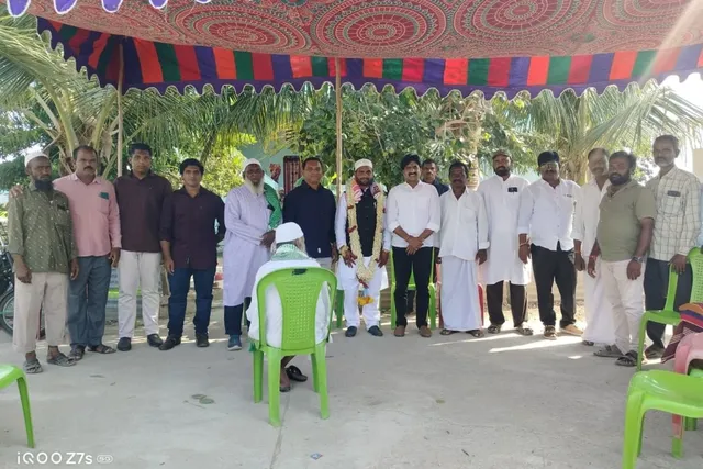 నూతన వధూవరులను ఆశీర్వదించిన ఎమ్మెల్యే నూతన వధూవరులను ఆశీర్వదించిన ఎమ్మెల్యే