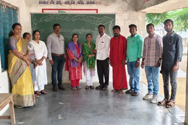 మండల టాపర్ కు అభినందన, నగదు బహుమతి