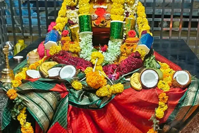 మేడాపురం: గ్రామ దేవతకు ఘనంగా అలంకరణ, భక్తుల పూజలు
