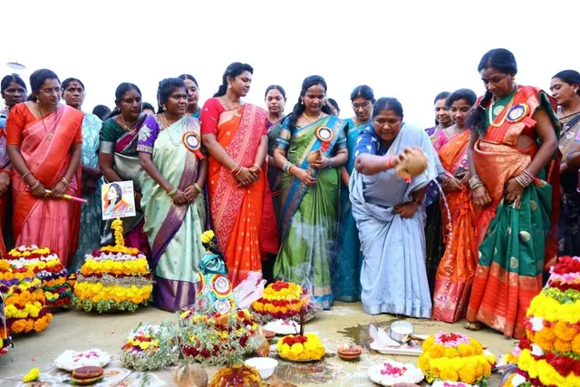 తెలంగాణ సంస్కృతికి ప్రతీక బతుకమ్మ... మంత్రి సీతక్క