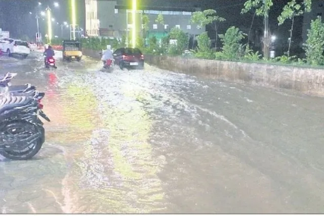 గూడూరులో చిత్తడిగా మారిన రహదారులు: ప్రజల తీవ్ర అవస్థలు