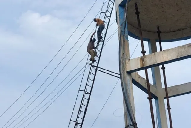 డీజే పర్మిషన్ కోసం వాటర్ ట్యాంక్ ఎక్కిన యువకుడు