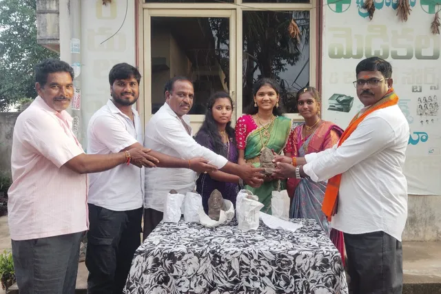 వేగవరంలో ఉచితంగా మట్టి వినాయక విగ్రహాల పంపిణీ