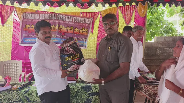 పాస్టర్లకు నిత్యావసర సరుకుల పంపిణీ