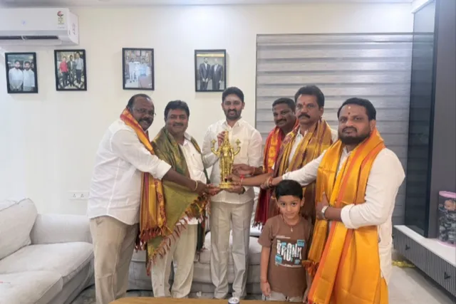నర్సంపేట అయ్యప్ప ఆలయానికి వెంకటేశ్వర స్వామి ప్రతిమ బహూకరణ