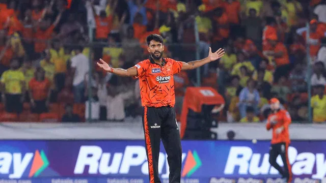భారత్ 'ఏ' జట్టులో యువ పేసర్ ప్రఫుల్ హింగే అరంగేట్రం భారత్ 'ఏ' జట్టులో యువ పేసర్ ప్రఫుల్ హింగే అరంగేట్రం