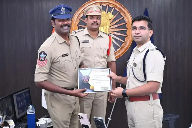 రైలు కింద పడిన వ్యక్తిని కాపాడిన కానిస్టేబుల్ ను ప్రశంసించిన ఎస్పీ