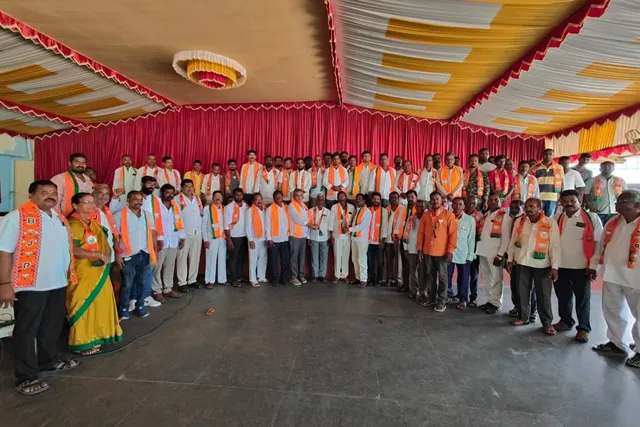 బీఆర్ఎస్ నుంచి బీజేపీలోకి భారీగా చేరికలు బీఆర్ఎస్ నుంచి బీజేపీలోకి భారీగా చేరికలు