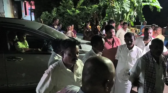 வாக்காளர்களுக்குப் பணம் கொடுக்க வந்த தவெகவினரை விரட்டிய அதிமுகவினர்! வாக்காளர்களுக்குப் பணம் கொடுக்க வந்த தவெகவினரை விரட்டிய அதிமுகவினர்!