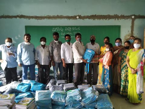 జగనన్న విద్యకానుక పిల్లలకు అందజేత‌