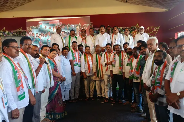 కాంగ్రెస్ పార్టీలో చేరిన పలువురు గ్రామ నాయకులు కాంగ్రెస్ పార్టీలో చేరిన పలువురు గ్రామ నాయకులు