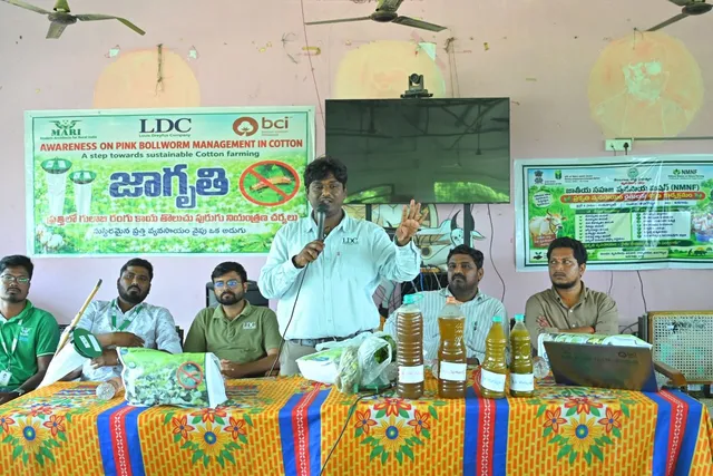 పత్తిలో గులాబీ పురుగు నివారణపై రైతులకు అవగాహన