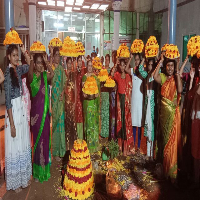 డాక్టర్ జీవన్ జ్యోతి ఆధ్వర్యంలో బతుకమ్మ సంబరాలు