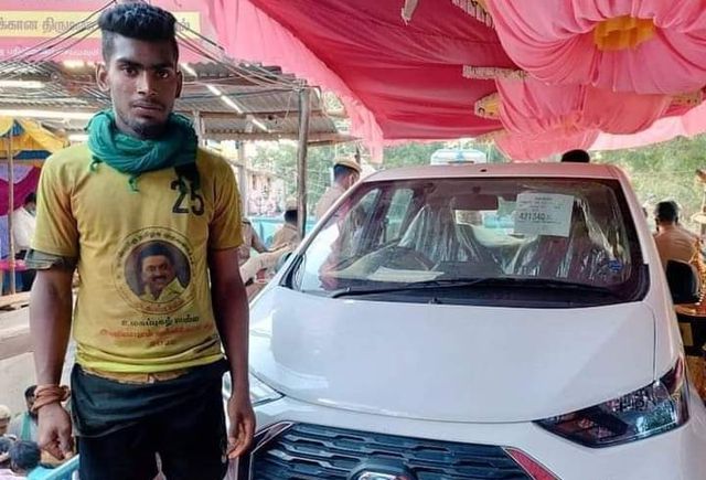 முதல் பரிசு காரினை பரிசாக பெற்ற மாடுபிடி வீரர் கார்த்திக்.