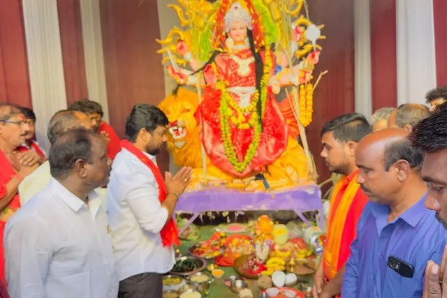 ఖానాపూర్ లో దుర్గామాతకు ప్రత్యేక పూజలు చేసిన జాన్సన్ నాయక్ ఖానాపూర్ లో దుర్గామాతకు ప్రత్యేక పూజలు చేసిన జాన్సన్ నాయక్