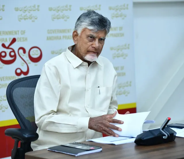 కలెక్టర్లు, ఎమ్మెల్యేలు, అధికారులు తరచూ గ్రామాల్లో పర్యటించాలి: చంద్రబాబు