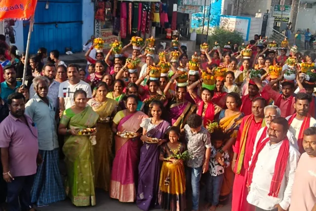 లక్ష్మీ నరసింహ స్వామి నవదుర్గా కమిటీ ఆధ్వర్యంలో ఘనంగా బోనాలు లక్ష్మీ నరసింహ స్వామి నవదుర్గా కమిటీ ఆధ్వర్యంలో ఘనంగా బోనాలు