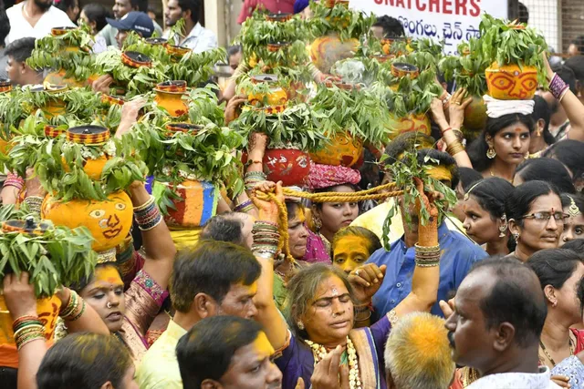 భక్తిశ్రద్ధలతో ఘనంగా బోనాల పండుగ