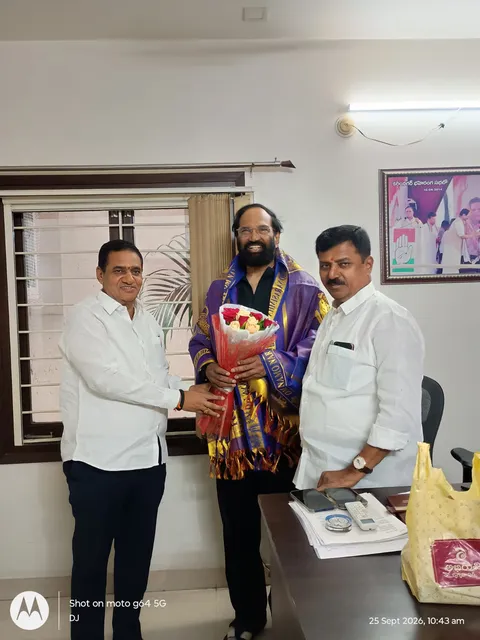 మంత్రి ని మర్యాదపూర్వకంగా కలిసిన డిసిసి అధ్యక్షులు