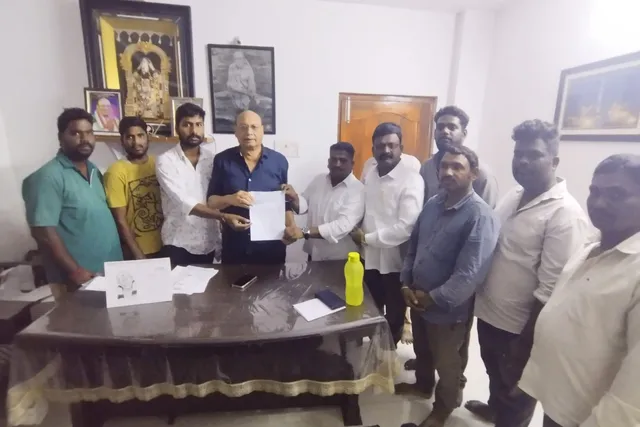 కాంట్రాక్ట్ డ్రైవర్‌ను తొలగించడంపై కార్మికుల ఆవేదన